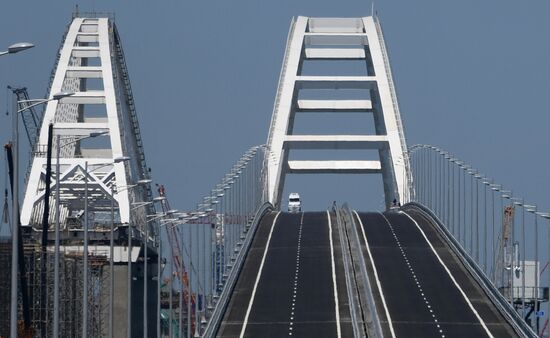 Crimean bridge opens for automobile transport