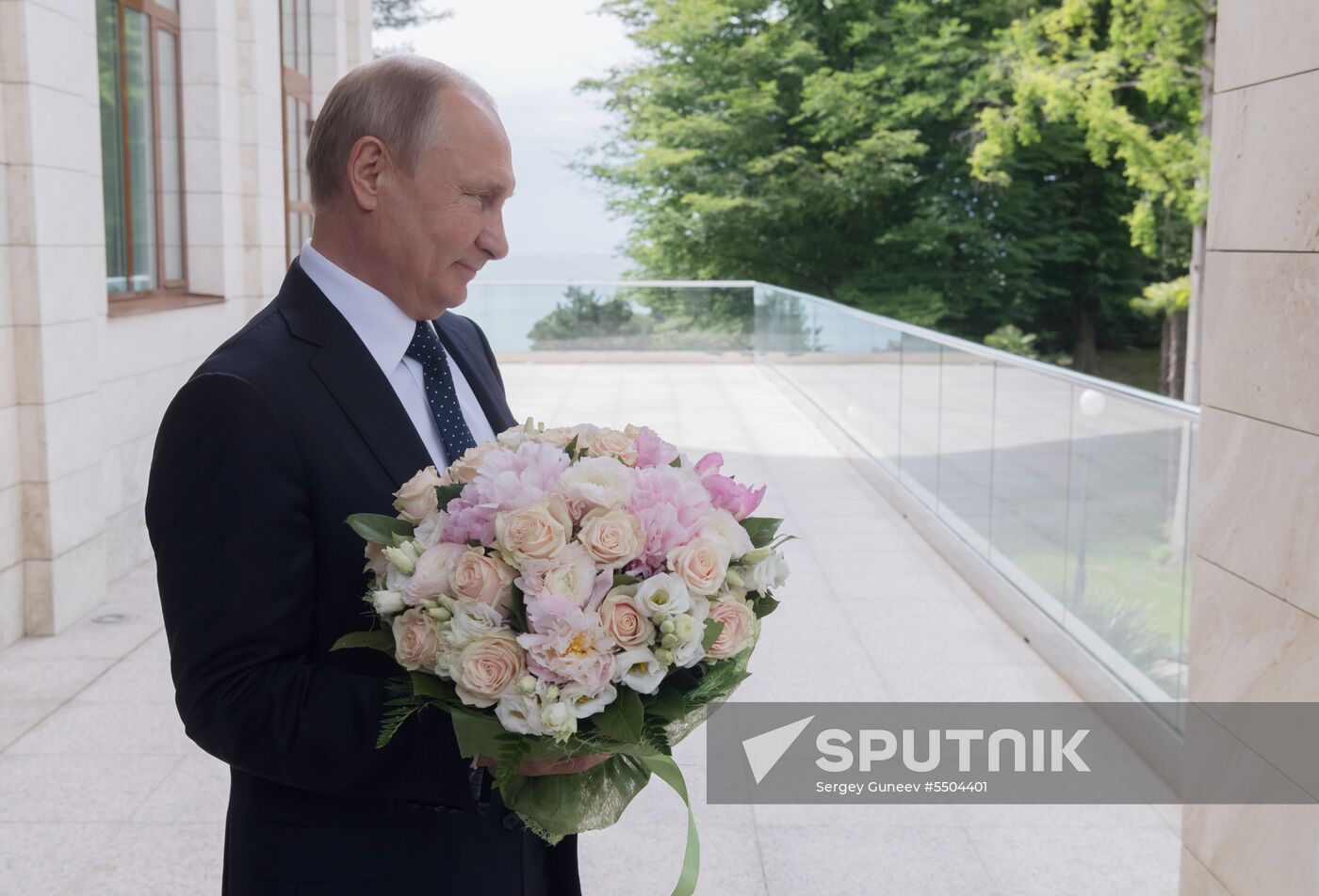 President Vladimir Putin meets with German Chancellor Angela Merkel