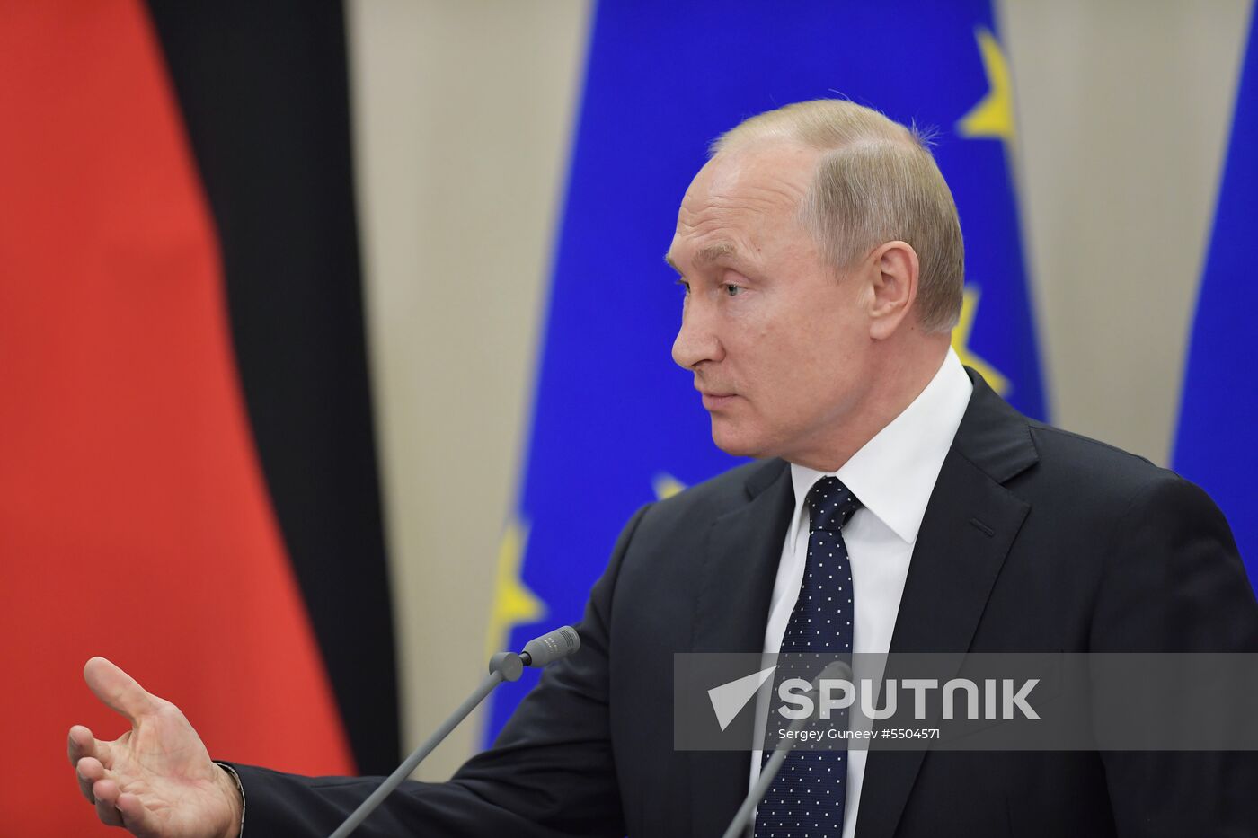 President Vladimir Putin meets with German Chancellor Angela Merkel