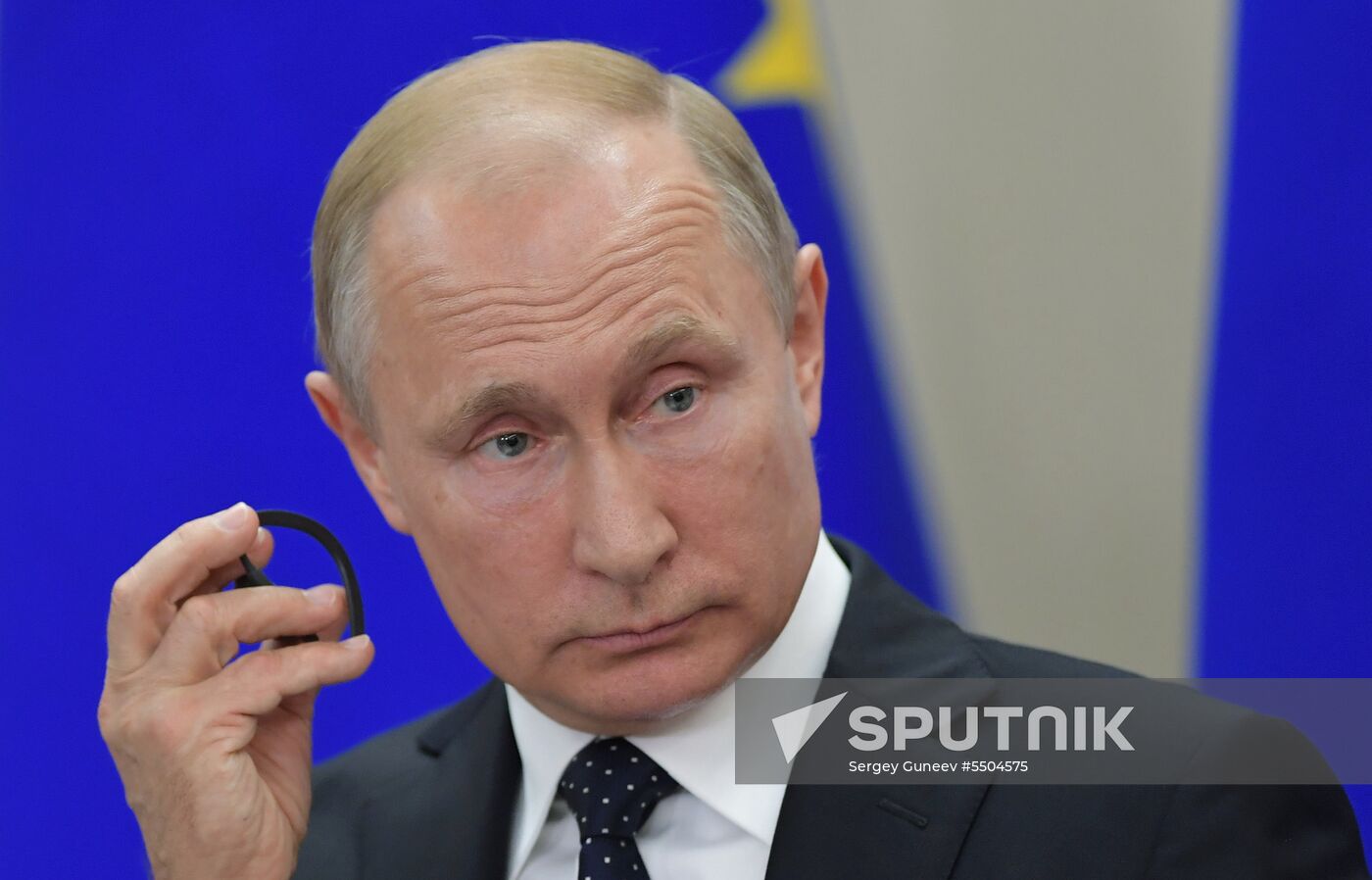 President Vladimir Putin meets with German Chancellor Angela Merkel
