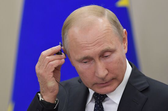 President Vladimir Putin meets with German Chancellor Angela Merkel