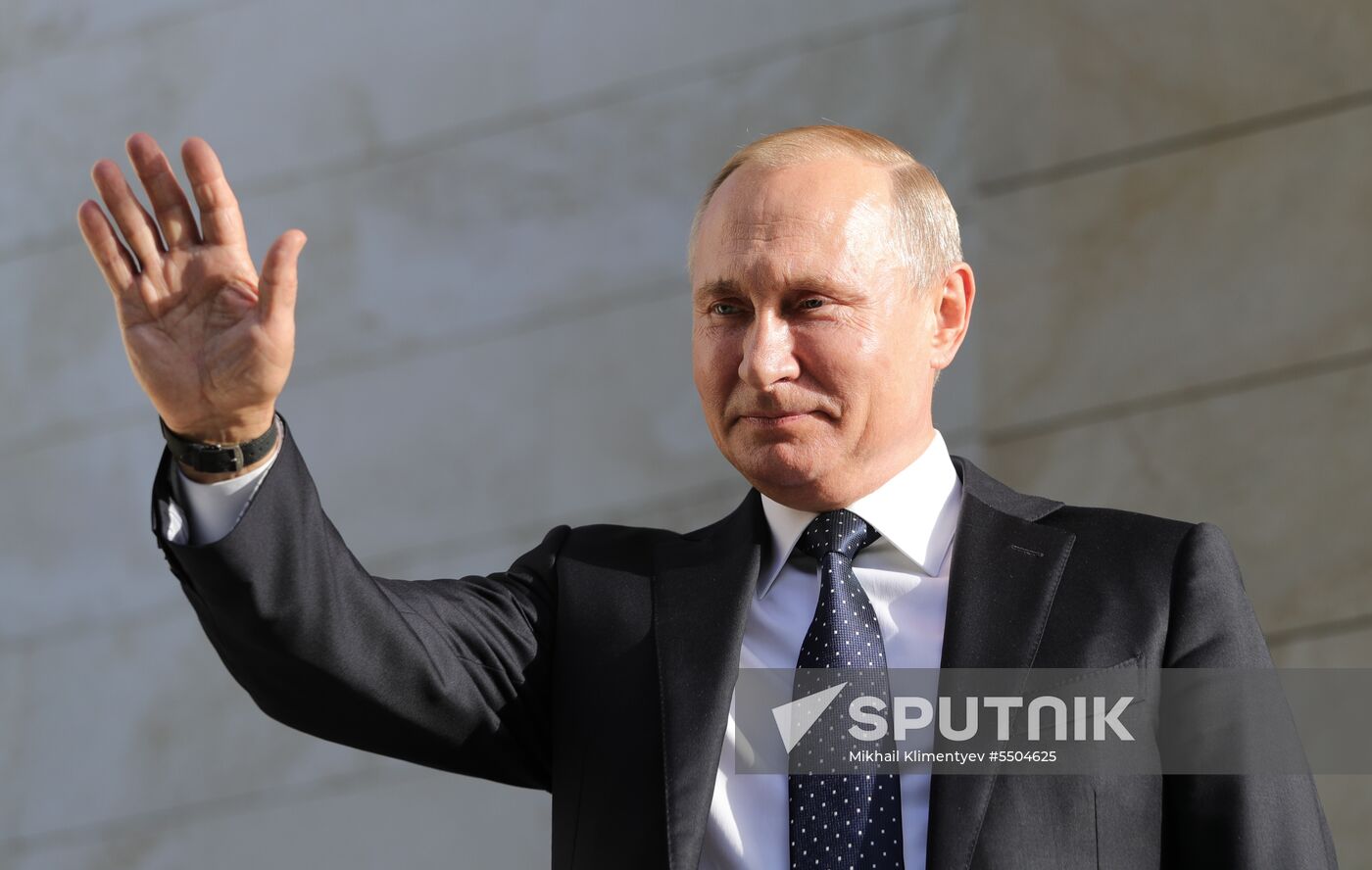 President Vladimir Putin meets with German Chancellor Angela Merkel