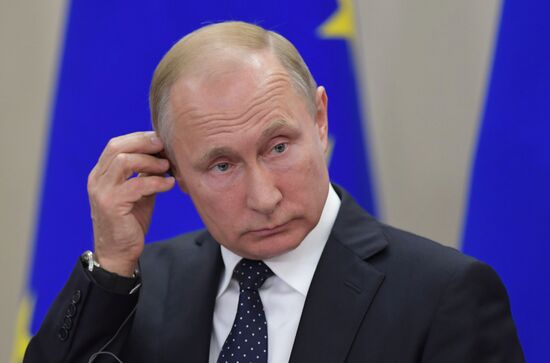 President Vladimir Putin meets with German Chancellor Angela Merkel