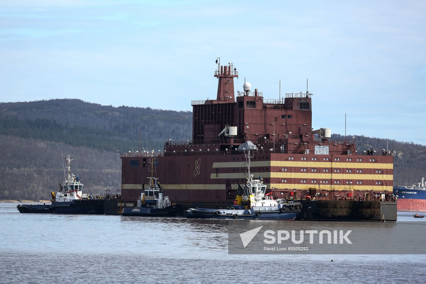 Akademik Lomonosov floating nuclear power plant welcomed in Murmansk