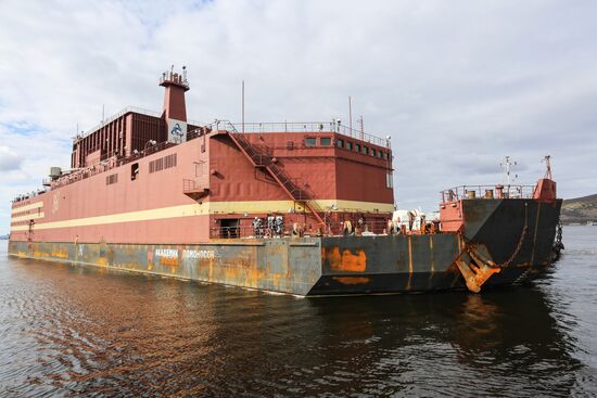 Akademik Lomonosov floating nuclear power plant welcomed in Murmansk