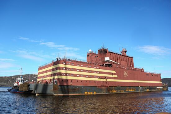 Akademik Lomonosov floating nuclear power plant welcomed in Murmansk
