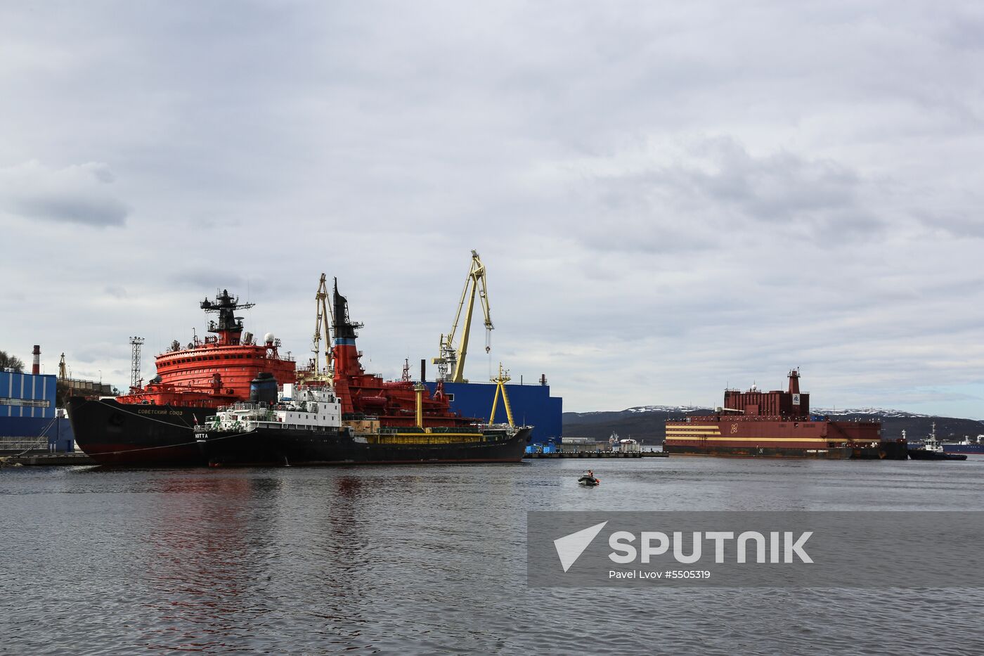 Akademik Lomonosov floating nuclear power plant welcomed in Murmansk