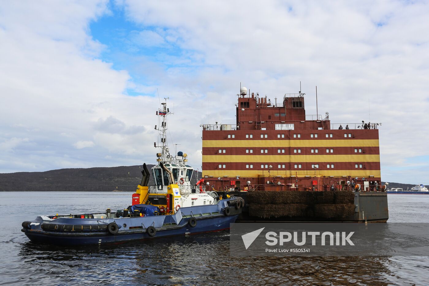 Akademik Lomonosov floating nuclear power plant welcomed in Murmansk