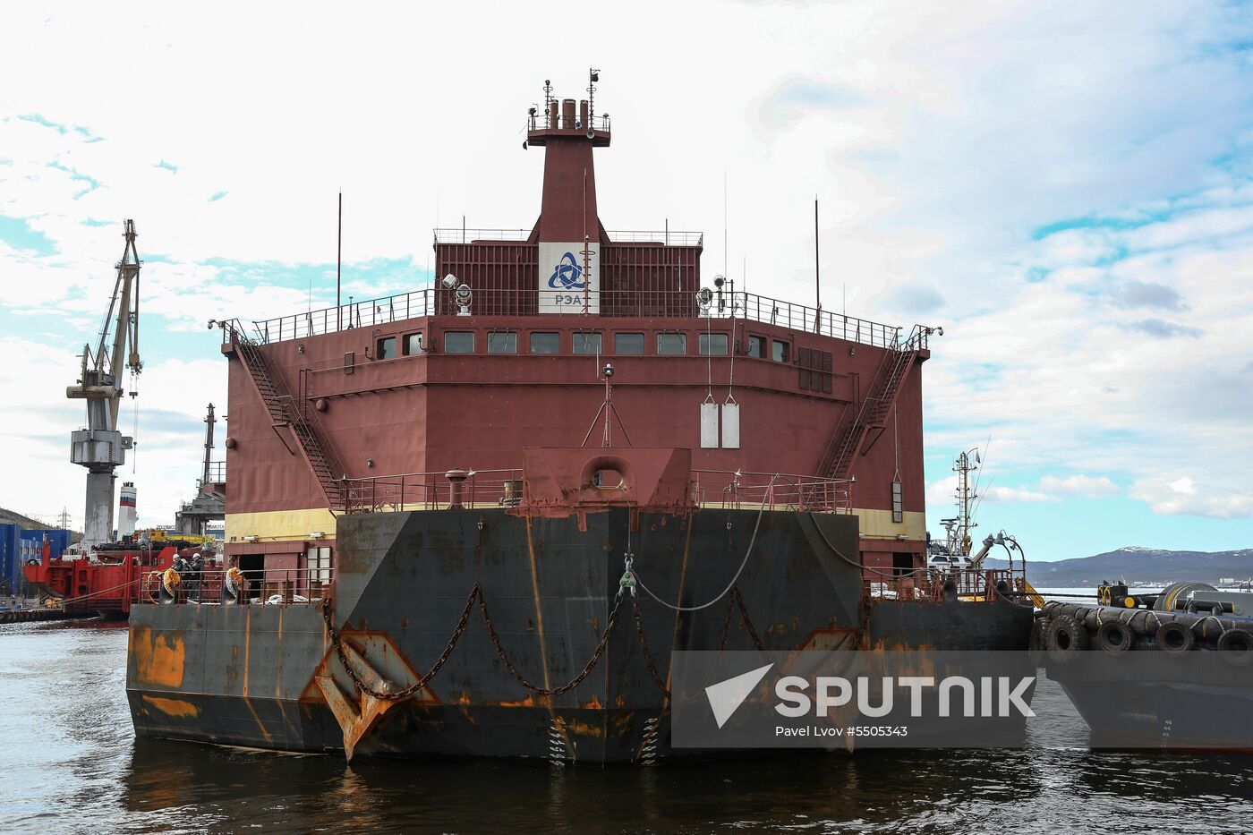 Akademik Lomonosov floating nuclear power plant welcomed in Murmansk