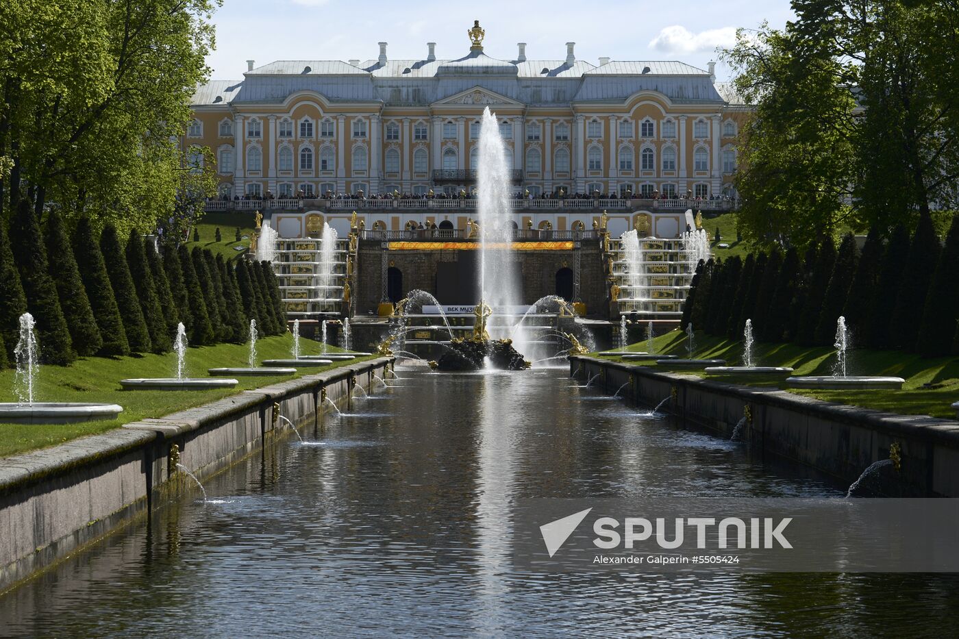 Spring festival of fountains in St. Petersburg
