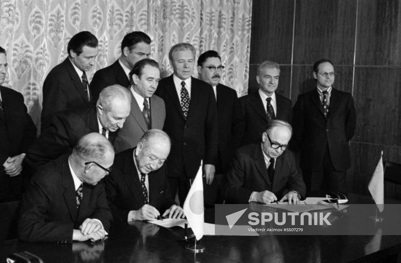 Signing memorandum between USSR and Japan