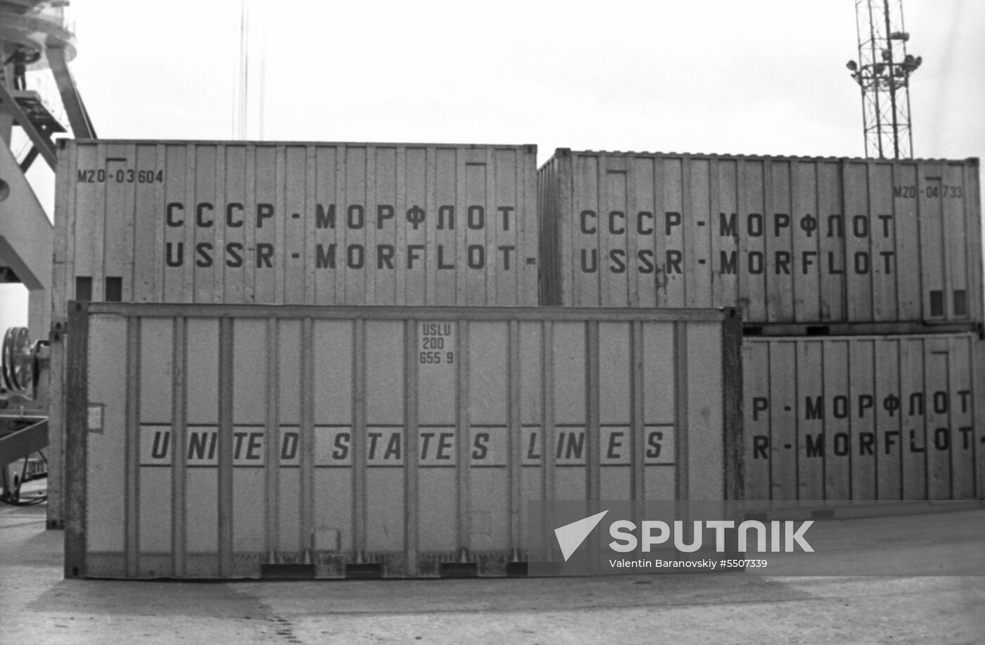 Soviet and US containers in Leningrad port