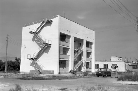 Building with solar cooling system