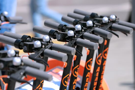 Electric kick scooter rental stations open in Moscow
