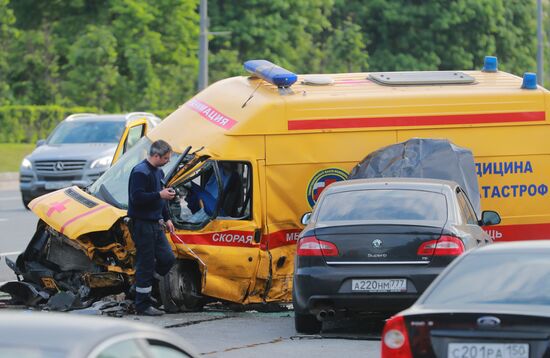 Car accident on Kutuzovsky Prospekt in Moscow