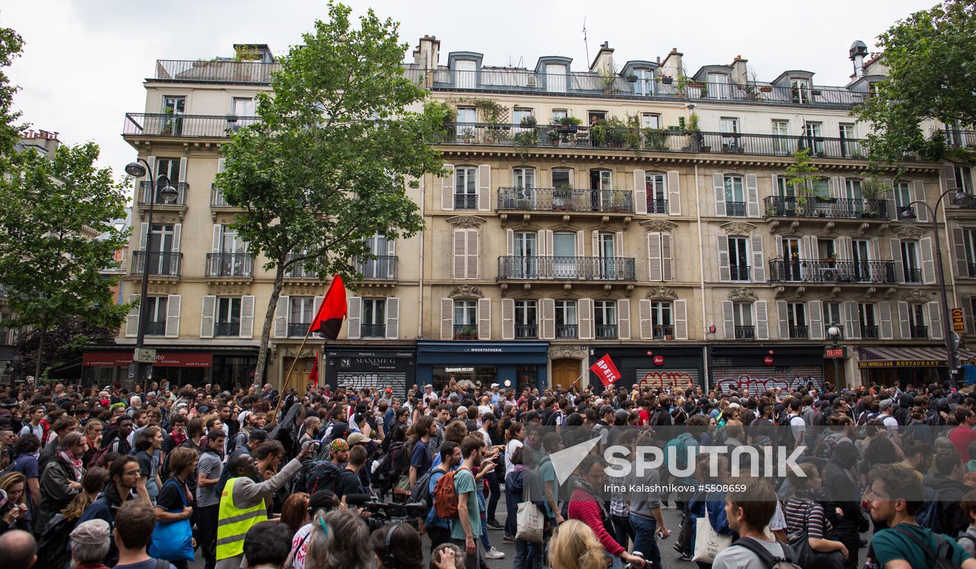 Mass protests in Paris against government reforms