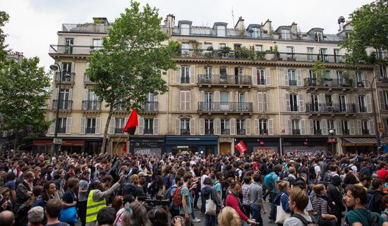 Mass protests in Paris against government reforms