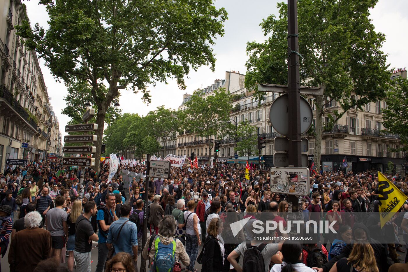 Mass protests in Paris against government reforms
