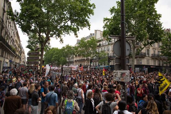 Mass protests in Paris against government reforms