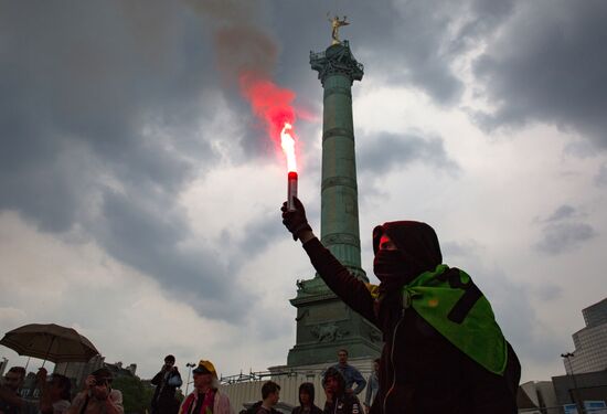 Mass protests in Paris against government reforms