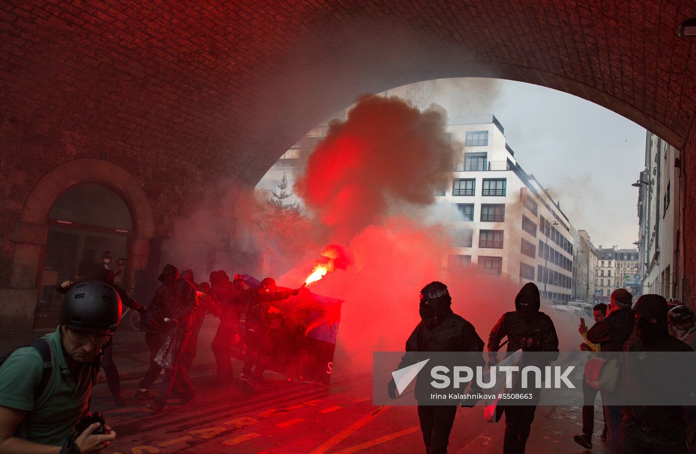 Mass protests in Paris against government reforms