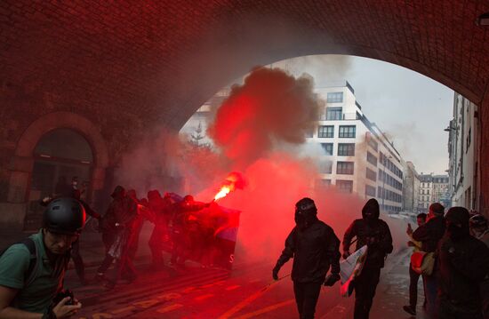 Mass protests in Paris against government reforms