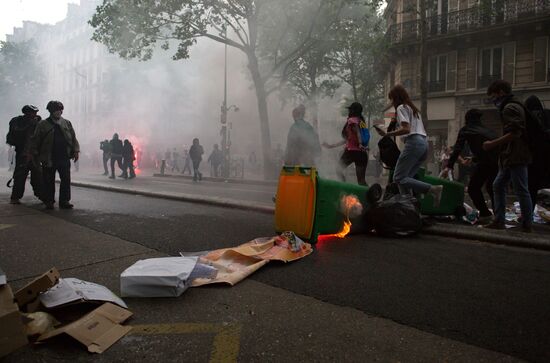 Mass protests in Paris against government reforms