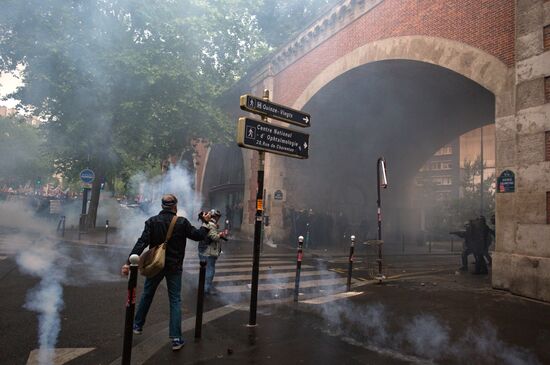 Mass protests in Paris against government reforms