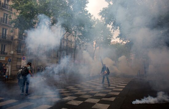 Mass protests in Paris against government reforms