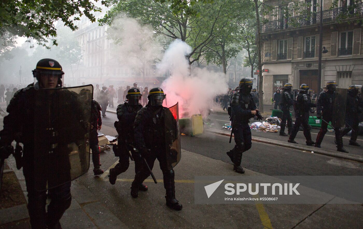 Mass protests in Paris against government reforms