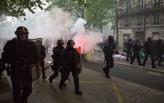 Mass protests in Paris against government reforms