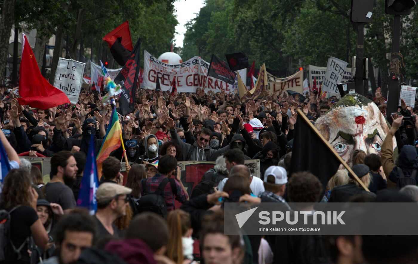 Mass protests in Paris against government reforms