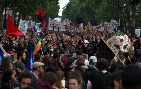 Mass protests in Paris against government reforms