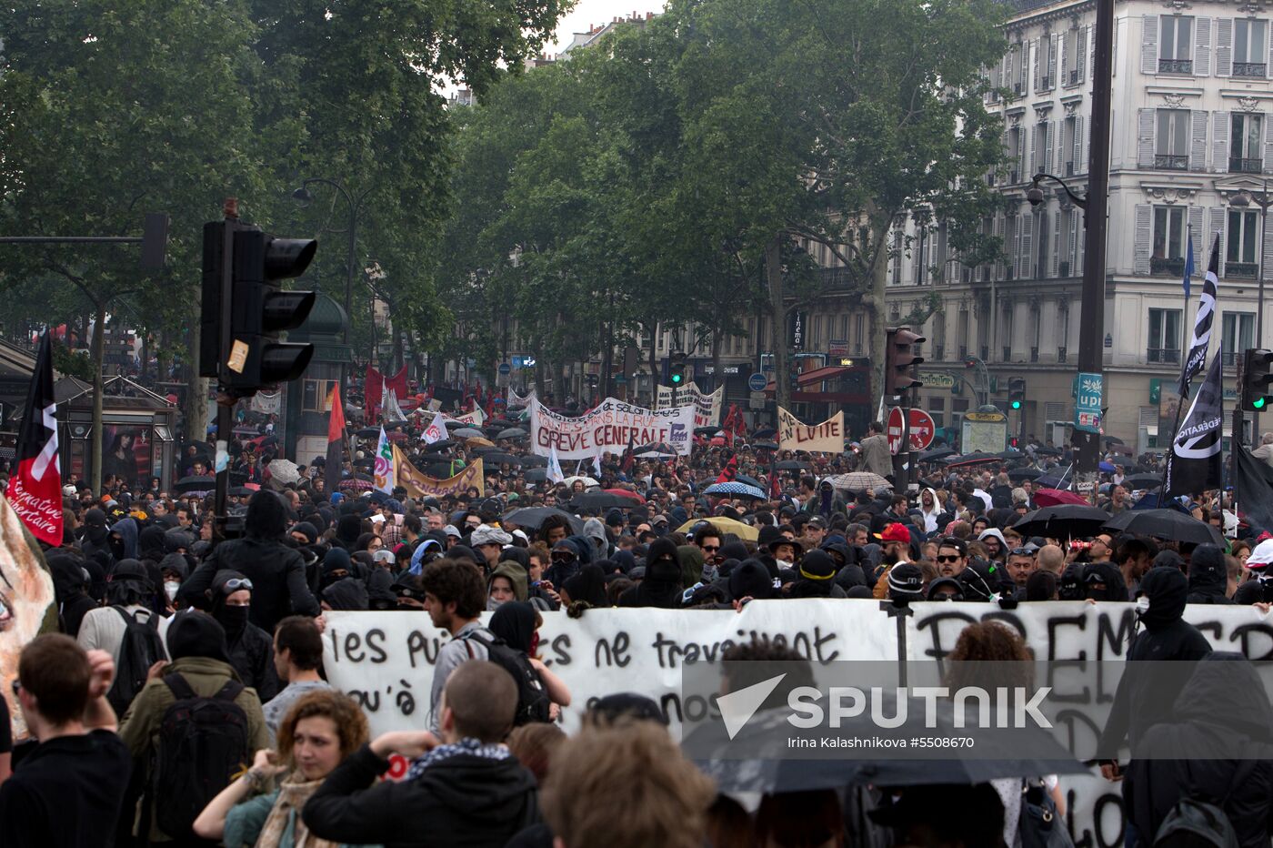 Mass protests in Paris against government reforms