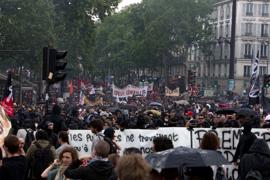 Mass protests in Paris against government reforms