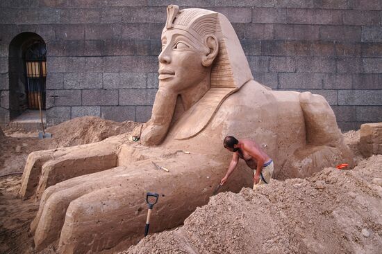 Preparations for opening of sand sculpture festival in St. Petersburg