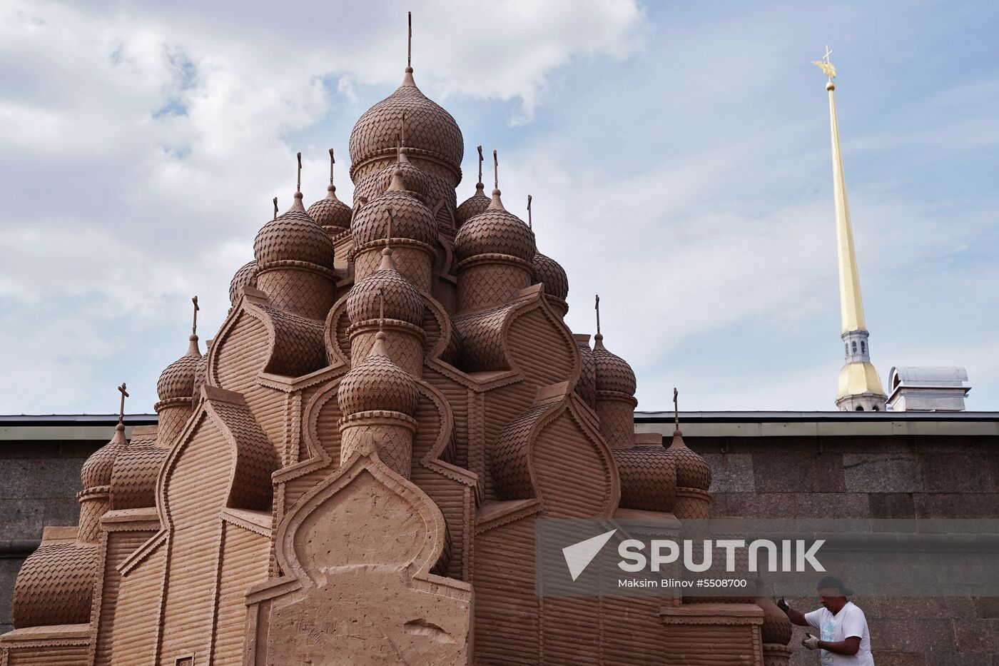 Preparations for opening of sand sculpture festival in St. Petersburg