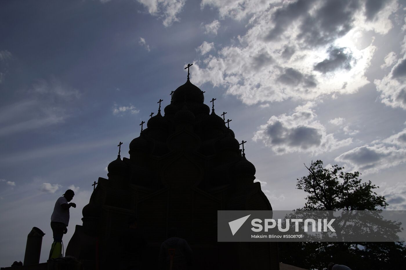 Preparations for opening of sand sculpture festival in St. Petersburg