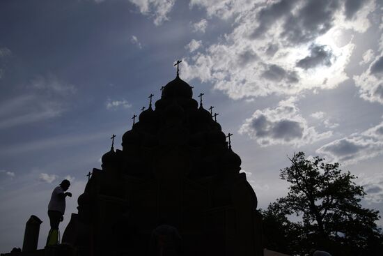 Preparations for opening of sand sculpture festival in St. Petersburg