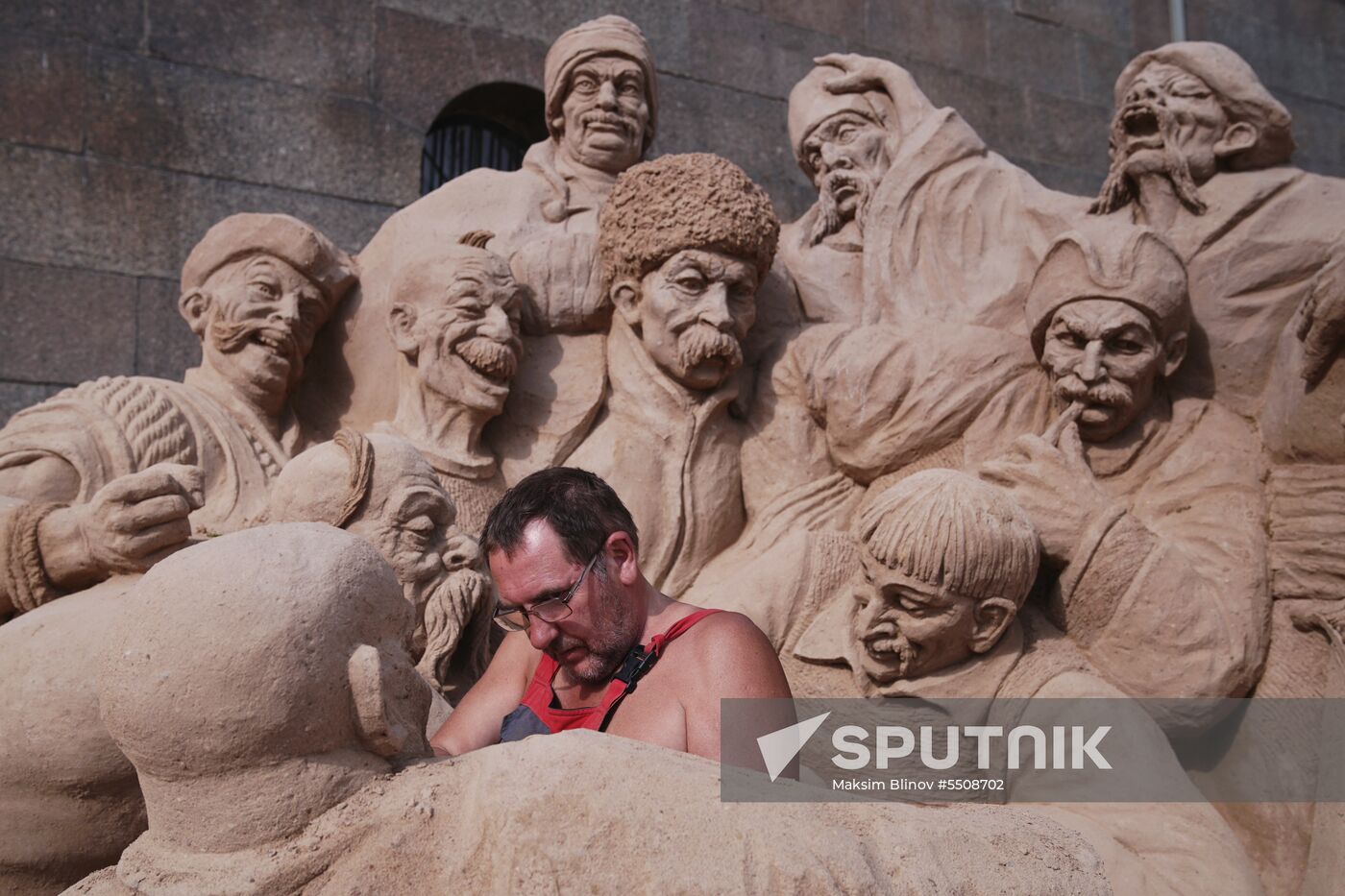 Preparations for opening of sand sculpture festival in St. Petersburg