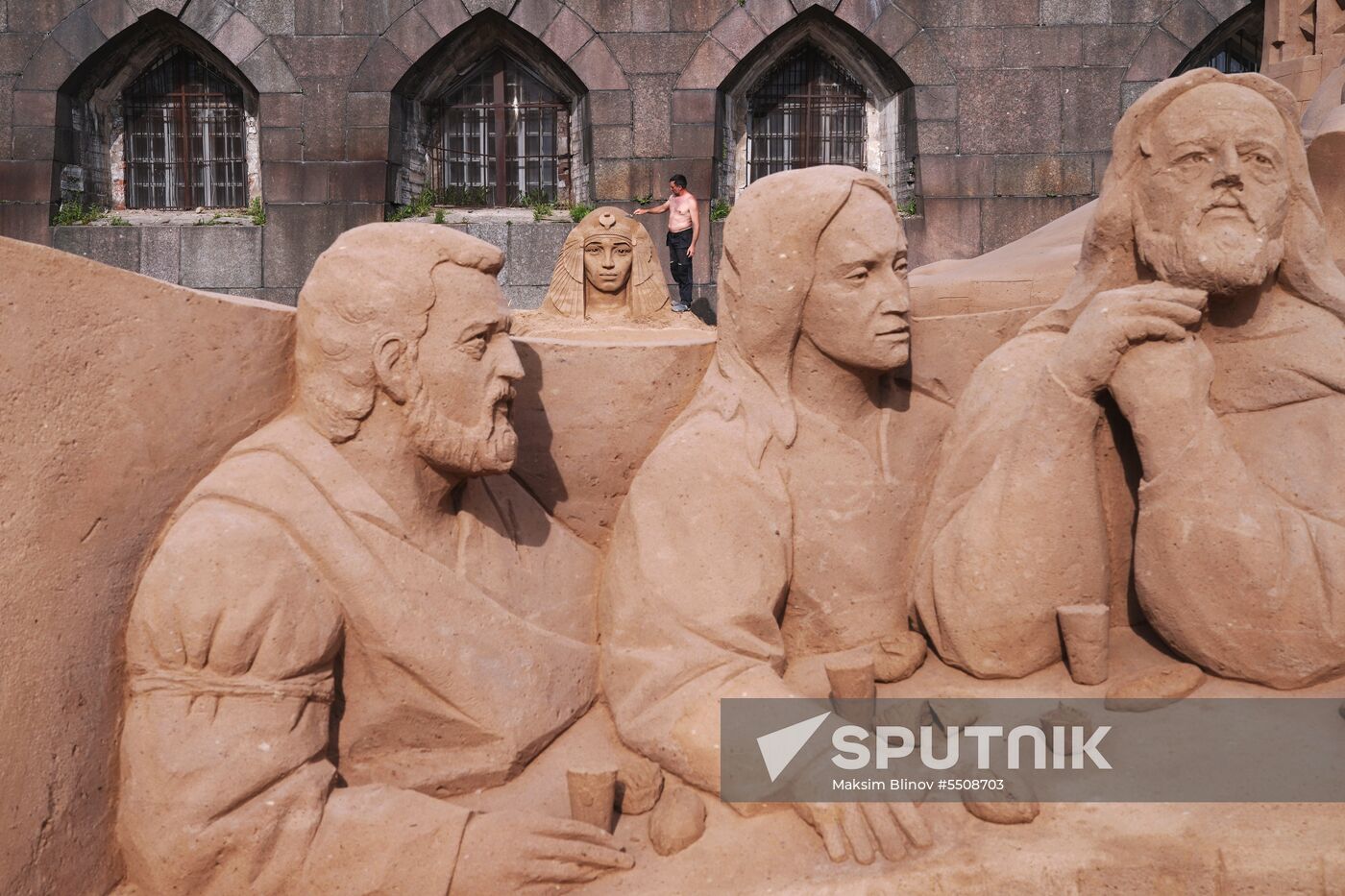 Preparations for opening of sand sculpture festival in St. Petersburg