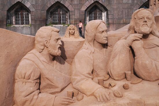Preparations for opening of sand sculpture festival in St. Petersburg