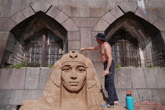 Preparations for opening of sand sculpture festival in St. Petersburg