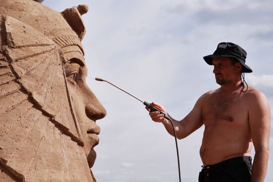 Preparations for opening of sand sculpture festival in St. Petersburg