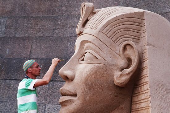 Preparations for opening of sand sculpture festival in St. Petersburg