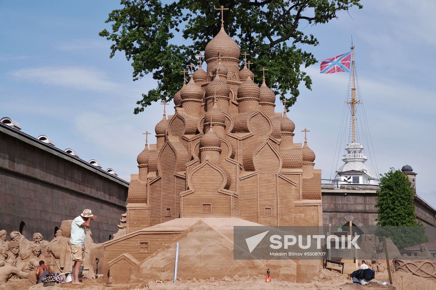 Preparations for opening of sand sculpture festival in St. Petersburg