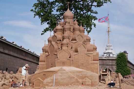 Preparations for opening of sand sculpture festival in St. Petersburg