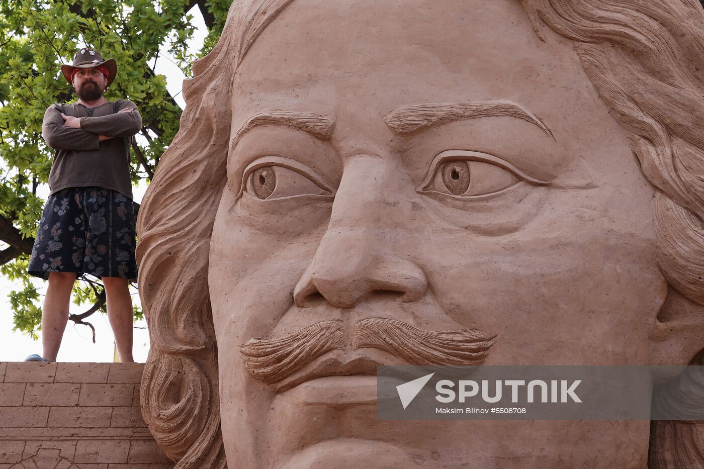Preparations for opening of sand sculpture festival in St. Petersburg