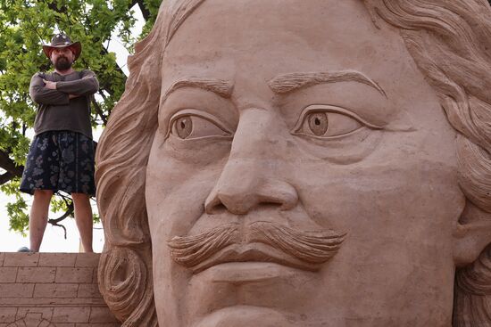 Preparations for opening of sand sculpture festival in St. Petersburg