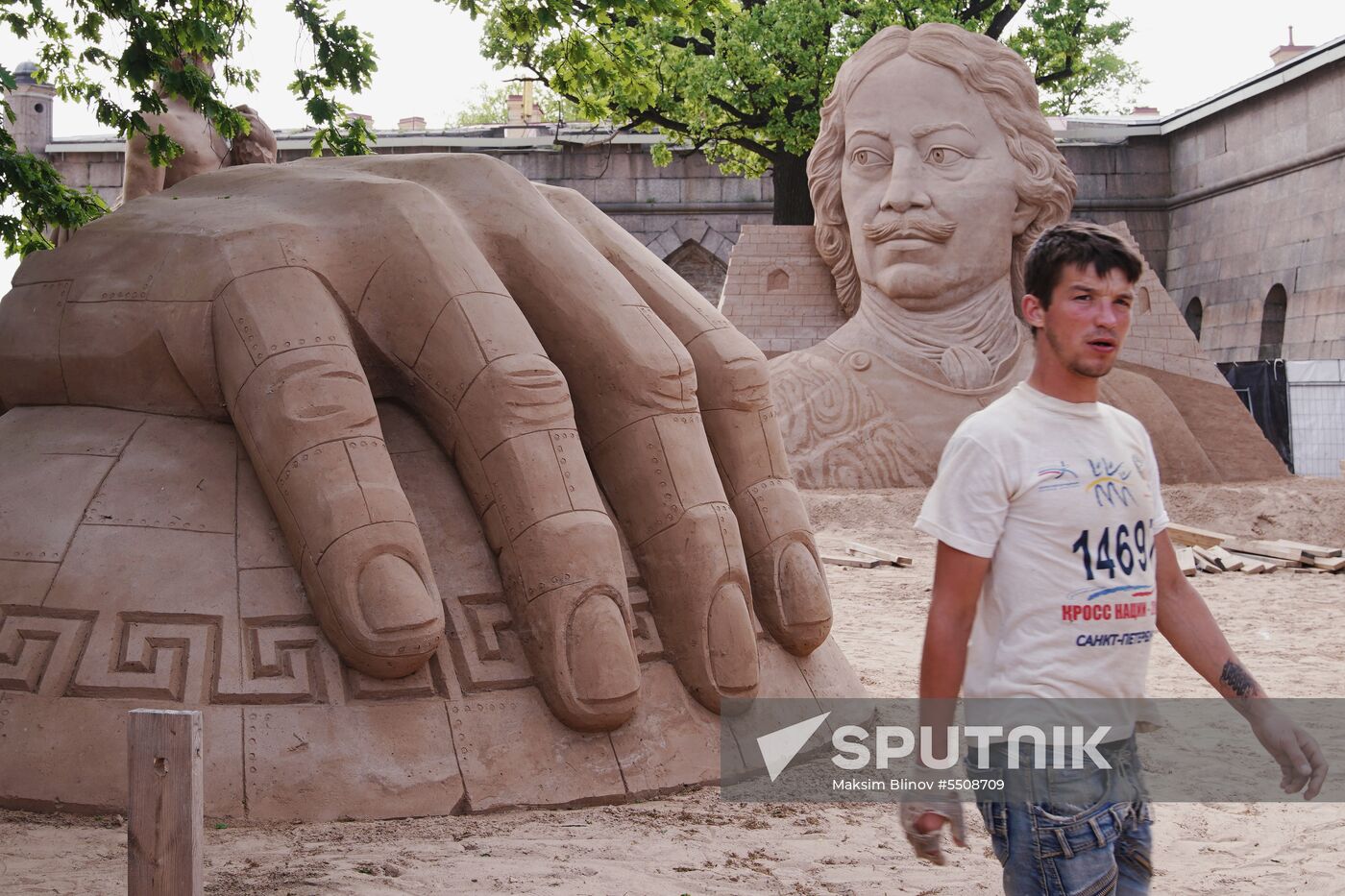 Preparations for opening of sand sculpture festival in St. Petersburg